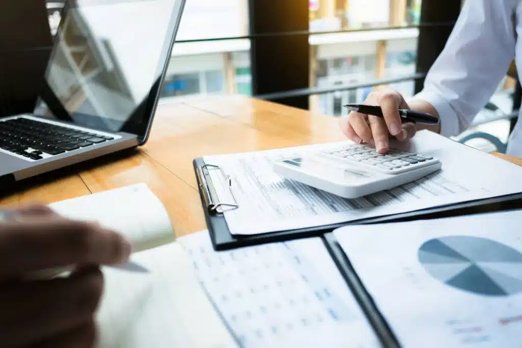 Dirigeant travaillant avec son comptable pour optimiser la fiscalité